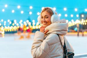 donna inverno Natale modd bello di mezza età femmina caldo inverno giacche pelliccia cuffie sta ghiaccio pista sfondo foto