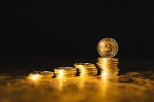 crescita bitcoin, monete bitcoin impilate su sfondo nero oro