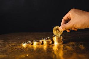 crescita bitcoin, monete bitcoin impilate su sfondo nero oro