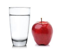bicchiere d'acqua e mela isolato su sfondo bianco
