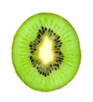 bella fetta di kiwi isolato su sfondo bianco foto