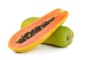papaia su sfondo bianco