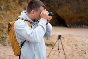 viaggiatore fotografo prende foto bellissimo paesaggio marino