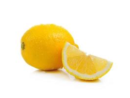 limone fresco con goccia d'acqua su sfondo bianco