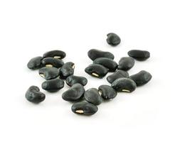 una manciata di fagioli neri - preto. fagioli isolati su sfondo bianco foto