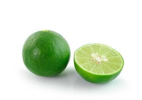 limone verde su sfondo bianco