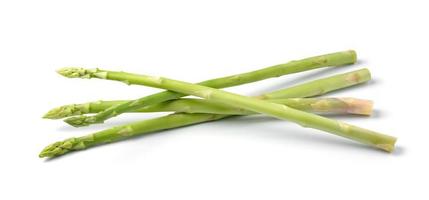 asparagi su sfondo bianco