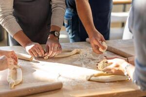 culinario maestro classe. avvicinamento di persone mani preparazione khachapuri. tradizionale georgiano formaggio pane. georgiano cibo foto