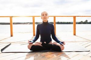 natura meditazione concetto. donna fare yoga nel loto posizione foto