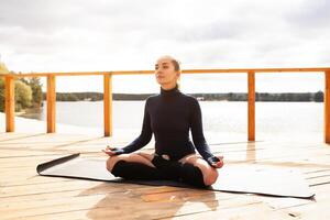 natura meditazione concetto. donna fare yoga nel loto posizione foto