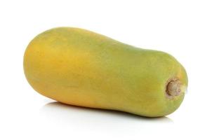 papaia matura su sfondo bianco