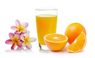 bicchiere di arancia fresca con succo e fiore di frangipani