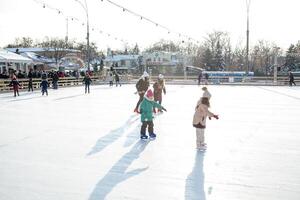 Ucraina, charkov 30 dicembre 2018 persone pattinare nel il città parco su la libertà quadrato. eccellente famiglia tempo libero su fine settimana e vacanze. foto