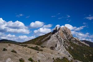 paesaggio con giallo e verde alberi contro montagne e il bellissimo cielo foto