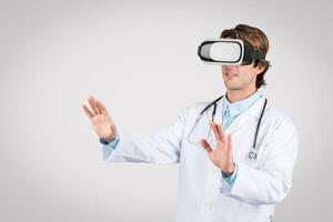 maschio medico utilizzando vr cuffia per medico formazione foto