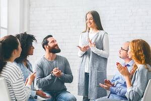 contento donna condivisione sua recupero storia con gruppo su terapia sessione foto