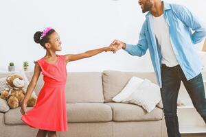 poco figlia danza con padre a casa foto