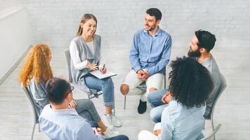 diverso contento persone seduta nel fiducia cerchio su terapia sessione foto