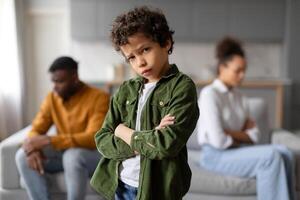 bambino irritato con genitori discutere nel sfondo foto