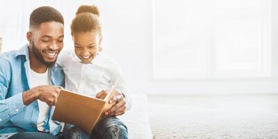 poco ragazza e padre godendo lettura libro insieme foto