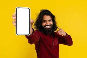 freddo indiano uomo puntamento a Telefono nel il suo mano foto