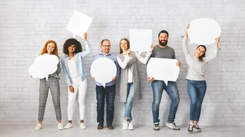 persone portare discorso bolla icone a studio foto