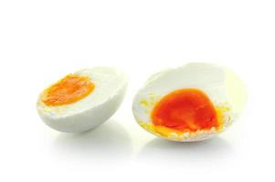 guscio uovo sodo isolato su sfondo bianco foto
