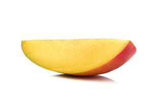 fetta di mango su sfondo bianco