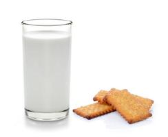 latte e cracker isolati su sfondo bianco foto