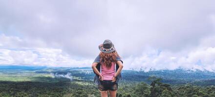 le donne asiatiche viaggiano rilassarsi durante le vacanze. in piedi sulla montagna. Tailandia foto