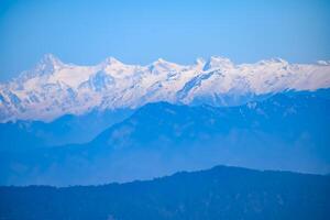 picco molto alto di nainital, india, la catena montuosa visibile in questa foto è la catena himalayana, la bellezza della montagna a nainital in uttarakhand, india