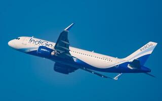 nuovo delhi, India, dicembre 25 2023 - indaco airbus a320 prendere via a partire dal indra gandhi internazionale aeroporto delhi, indaco domestico aereo volante nel il blu cielo durante giorno tempo foto