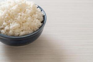 ciotola di riso bianco cotto foto