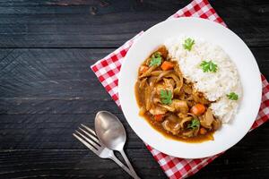 riso giapponese al curry con fettine di maiale, carota e cipolle foto