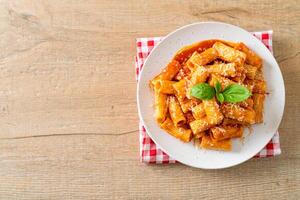 rigatoni al sugo di pomodoro e formaggio foto