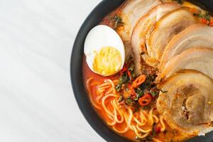 ramen noodles zuppa piccante di tomyum con arrosto di maiale foto