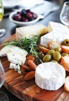 ai generato buongustaio formaggio e salumi tavola con diverso selezione per elegante divertente foto