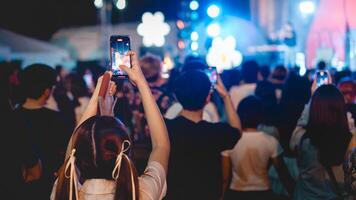 persone Tenere inteligente Telefono e registrazione e Fotografare nel concerto , silhouette di mani con mobile , evento sfondo concetto foto