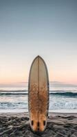 ai generato tavola da surf in posizione verticale su spiaggia foto