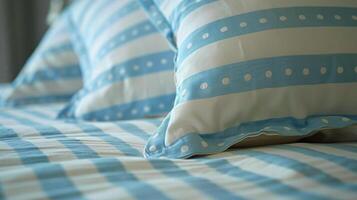 ai generato letto con blu e bianca lenzuola e cuscini foto