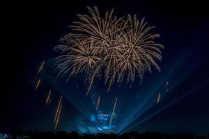 fuochi d'artificio sul fiume nel cielo scuro foto