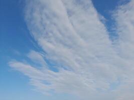 il bianca nuvole su il blu cielo siamo Perfetto per il sfondo. skyscape su Lombok isola, Indonesia foto