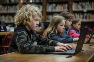 ai generato bambini uso il computer portatili nel il biblioteca. generativo ai foto