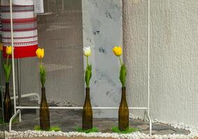 artificiale tulipani nel bottiglie nel un' negozio finestra foto