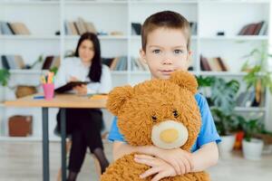 bambino psicologia, bambino in età prescolare fare logica test foto