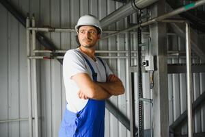 ritratto di fabbrica lavoratore. giovane bello fabbrica lavoratore. foto