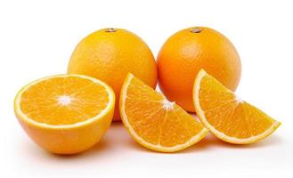 frutta arancione isolata su fondo bianco