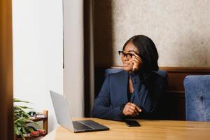 ritratto di un' afroamericano attività commerciale donna. foto