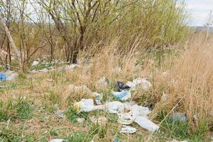 ecologia concetto di fango e umano attività - Rifiuto cortile e spazzatura. ambientale inquinamento a partire dal industriale distruzione a il città. foto