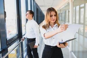 ritratto di un' bello attività commerciale signora. attività commerciale donna capo. riuscito attività commerciale squadra foto